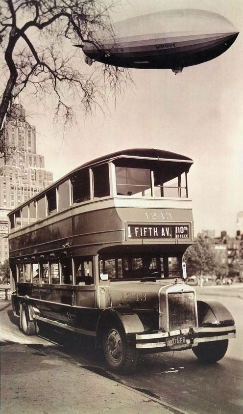 Das Hindenburg-Luftschiff AK LZ 129 am Himmel über New York, 1936. 523497